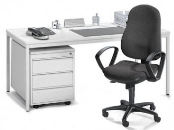Schreibtische und Bürostühle