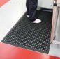 Preview: Industriematte gelocht 0,8 m x 1,2 m schwarz am Arbeitsplatz