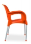 Preview: Kunststoffstühle orange, mit Aluminiumbeinen.