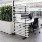 Preview: Hochwertige Lamellen-Trennwand im Büro in Kombination mit einer Pflanzenwand