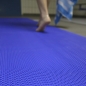 Preview: Nassraumbodenmatte Typ GW 122R für Umkleidekabinen, Schwimmbädern, Saunas und Duschen. Farbe blau. (Rolle 122 cm x 12,2 m)
