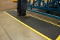 Preview: Noppen-Industriematten Conect-Arbeitsplatzmatten am Arbeitsplatz mit gelben Streifen