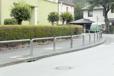 Absperrbügel zum Einbetonieren Typ LO100 Beispiel entang eines Fußgängerwegs/Straße