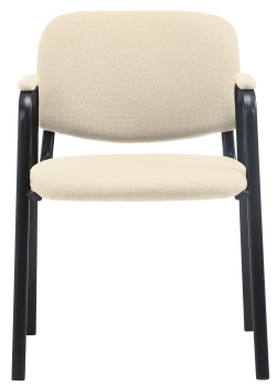 Konferenzstühle mit Armlehnen in cremefarbenem Stoff u. schwarzem Gestell.