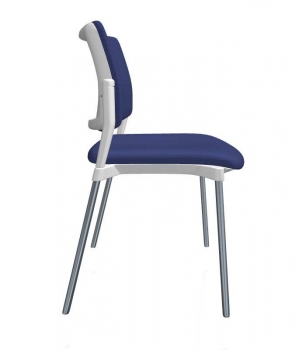 Besucherstühle Kanton mit Kunstlederbezug: Kunststoff weiß, Gestell verchromt, Bezug blau (von der Seite)