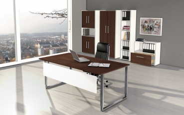 Büroeinrichtung mit Büroschränke und Schreibtisch mit Sichtschutz