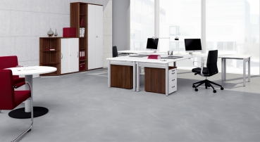Moderne Büroschränke abschließbar - FX Büromöbel Beispielbüro Farbe: weiß/nussbaum