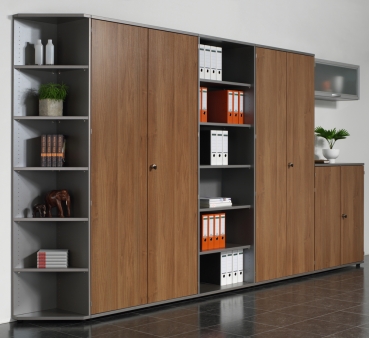 Moderne Büroschränke abschließbar - FX Büromöbel Beispielbüro Farbe: nussbaum/onyx