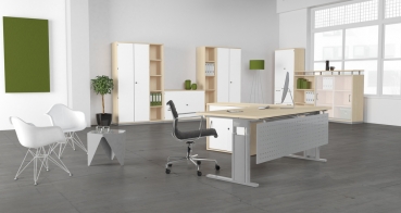 Modernes Büro mit Schiebetürenschrank weiß/ahorn