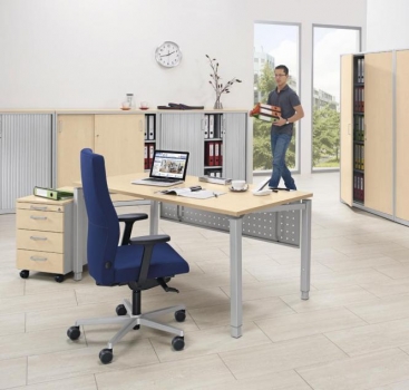 Büroschränke mit Querrollladen, Schiebetürenschränke und Schreibtisch