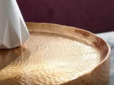 Goldener Couchtisch mit Hammerschlag-Finish