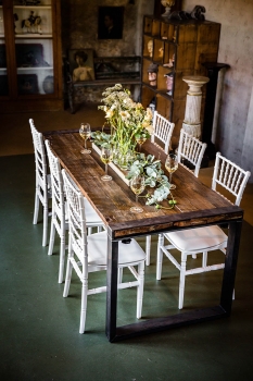 Schöne Gastronomiestühle für besondere Anlässe Modell Wedding 2 elfenbeinfarben und Old Country Holztisch