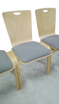 Holzstühle Typ K2 mit Sitzpolster - Verbindbare Besucherstühle mit Griffloch