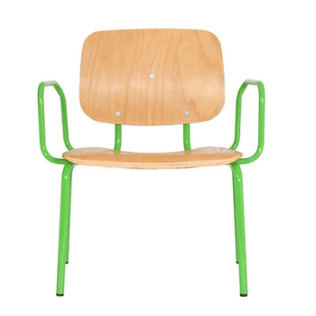 Stühle für schwergewichtige Menschen mit grünem Gestell und Armlehnen von vorne