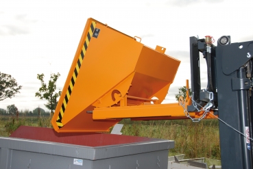 Kippmulde für Gabelstapler ca. 1,2 m³ Modell Tadeu orange im Einsatz