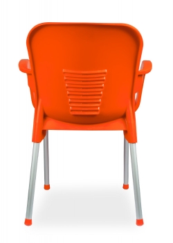 Kunststoffstühle orange, von der Rückseite.