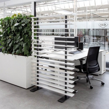 Hochwertige Lamellen-Trennwand im Büro in Kombination mit einer Pflanzenwand