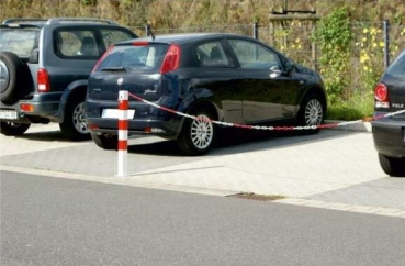 Parkplatzsperre mit Absperrketten aus Kunststoff rot/weiß
