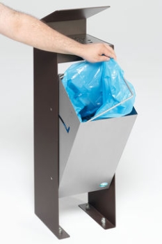 Standascher mit Abfallsammler,  bei der Müllbehälterentnahme