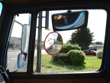 Toter-Winkel-Verkehrsspiegel Ø 50 cm mit Blick aus einem LKW