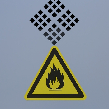 Umweltschrank Typ LLU1 mit Aufkleber mit Gefahrstoffzeichen "Leicht entzündlich" auf Türaußenseite