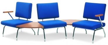 Wartezimmer Sessel Möglichkeit mit Tischeablagen