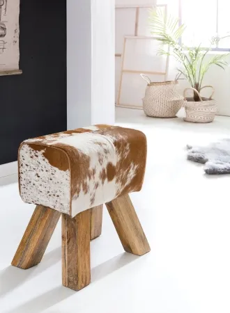 Hocker mit Ziegenfell-Charme