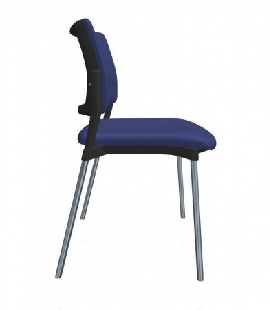 Besucherstühle Kanton mit Kunstlederbezug: Kunststoff schwarz, Gestell verchromt, Bezug blau (von der Seite)