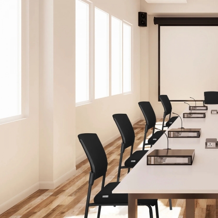 Konferenzstühle Modell Resilient schwarz am Konferenztisch