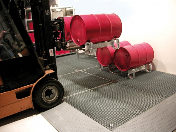 Bodenschutzwanne 1000 x 500 x 123 mm (L x B x H) mit Auffahrrampen (Beispiel Stapler)