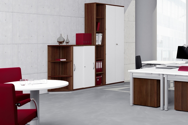 Beispielbüro mit Eckabschlussregal (Korpus nussbaum) 3 Ordnerhöhen, der beliebten Büromöbel-Serie FX