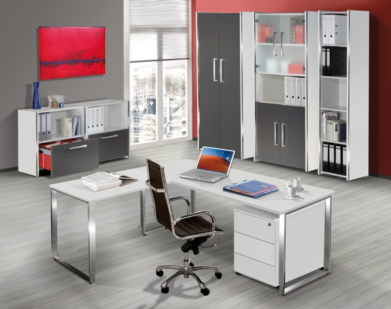 Büromöbel mit Winkelschreibtisch und Büroschränke