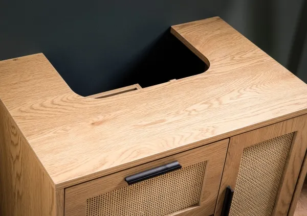 Stilvoller Badschrank mit Geflecht, Schubladen & Türfach Stilvoller Badschrank mit Geflecht, Schubladen & Türfach