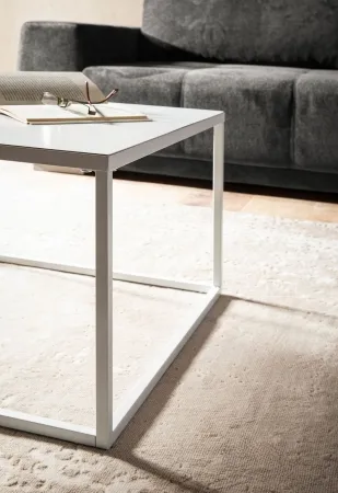Stilvoller Couchtisch im Industrial-Stil