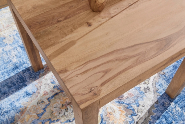 Massivholz-Tisch in Handarbeit gefertigt