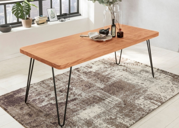 Holztisch mit Design