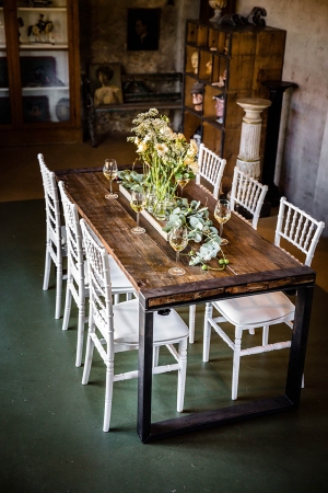 Preiswerte Gastronomiestühle für besondere Anlässe Modell Wedding 2 elfenbeinfarben und Old Country Holztisch
