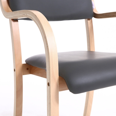 Detail: Holzstühle mit Armlehnen, Kunstlederbezug anthrazit