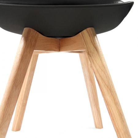Kunststoffschalenstühle mit Massivholz-Stuhlbeinen (Kunststoffschale schwarz)