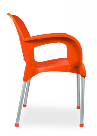 Kunststoffstühle orange, mit Aluminiumbeinen.
