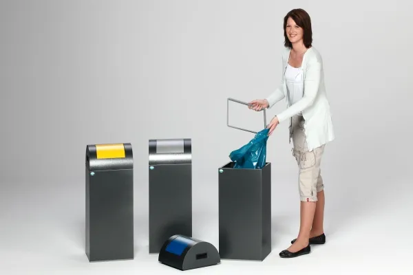 Praktisches Mülltrennsystem mit Klemmring zur Befestigung des Abfallsackes