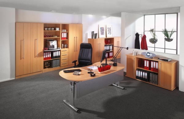 Schreibtisch mit Sichtblende und weitere Büromöbel