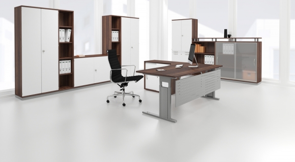 Praktischer Schreibtisch mit Sichtblende - Knieraumblende für Schreibtisch mit Büromöbel Stellbeispiel weiß/nussbaum