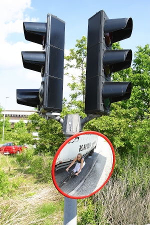 Toter-Winkel-Verkehrsspiegel Ø 35 cm an einer Ampel