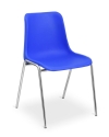 Blaue Kunststoffschalenstühle mit Chromgestell, bis 120 kg belastbar.