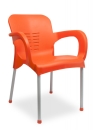 Kunststoffstühle orange, mit Ablauflöchern in der Sitzflächen.